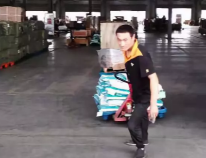 條件差的地面，該怎么使用手動液壓搬運車