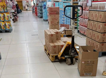 元旦超市備貨忙，手動(dòng)液壓搬運(yùn)車來助力
