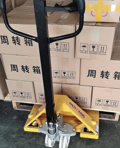 工廠庫房比較擁擠，用手動(dòng)托盤搬運(yùn)車比較適宜